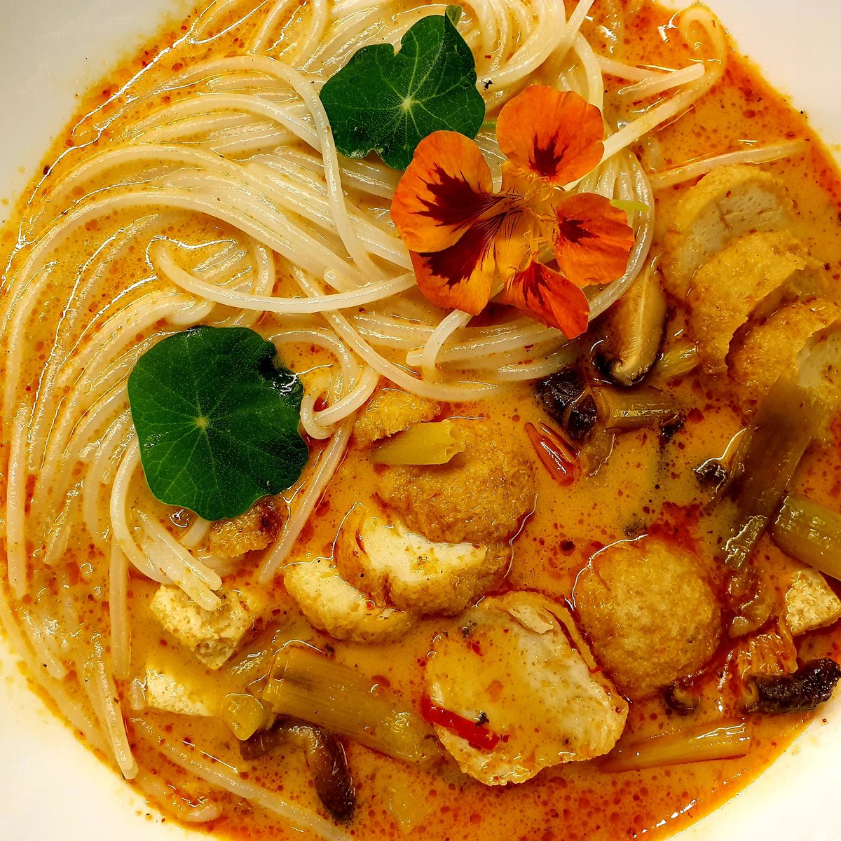 AdamFrosh's tweet photo. Singapore #laksa #asianfood #asiandish #asiandining #asiansoup #foodart #foody #foodgasm #foodgasmic #dinnerparty #gastronomy https://t.co/aV9FMzwBOL