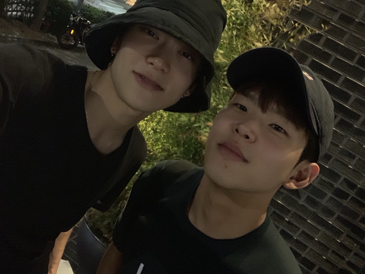 NCTsmtown_127's tweet photo. 오랜만에 만난 폴형✌️
#통했나잇?

#NCT #NCT127 #JAEHYUN #PAULKIM #엔나나 https://t.co/FSf91KwqcO