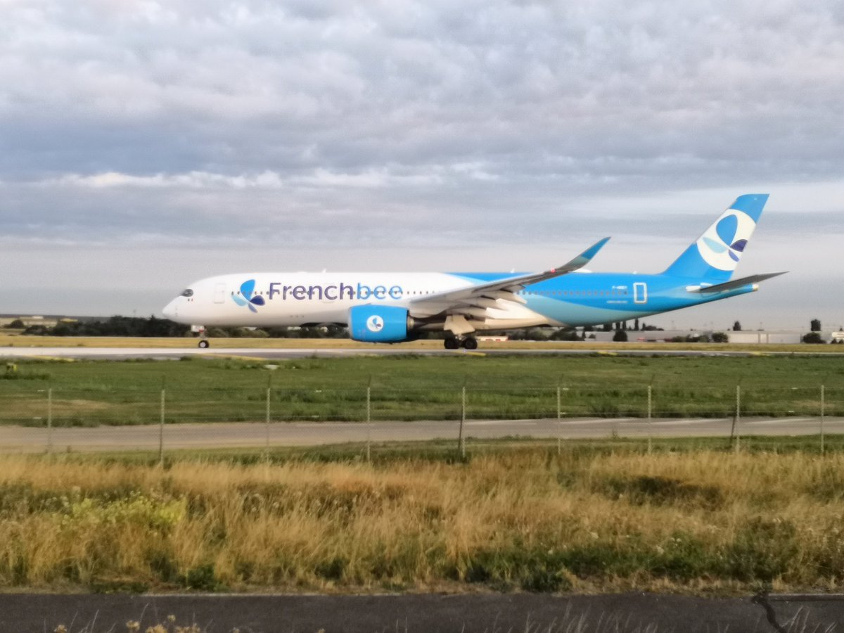 jmlesavions's tweet photo. Quand tu te leves à 5h30 pour aller Spotter à Orly (piste unique!)
Et que tu es récompensé 😎
#frenchbee #A350 #fhrey
#ory
#avgeeks #avgeek https://t.co/PnnxdkL2ji