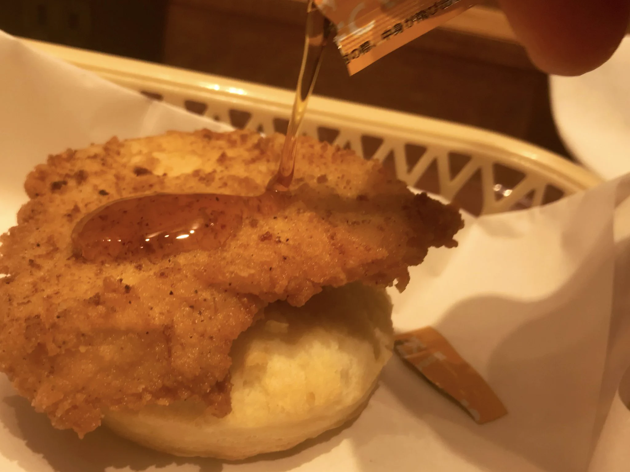 ケンタッキーの新たな楽しみ方？骨なしチキンをビスケットに挟んで食べるとうまい！