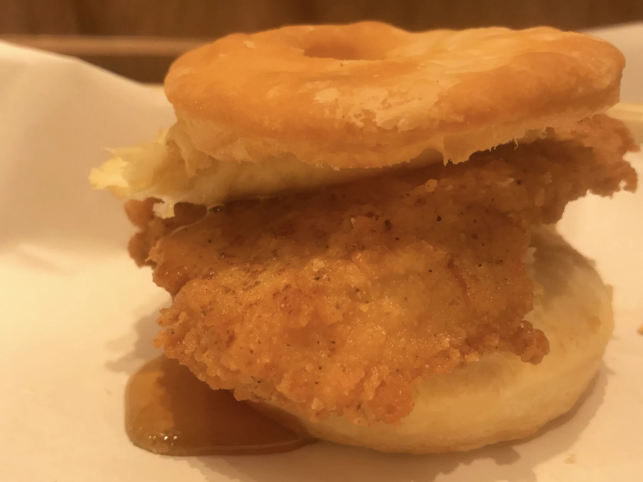 ケンタッキーの新たな楽しみ方？骨なしチキンをビスケットに挟んで食べるとうまい！