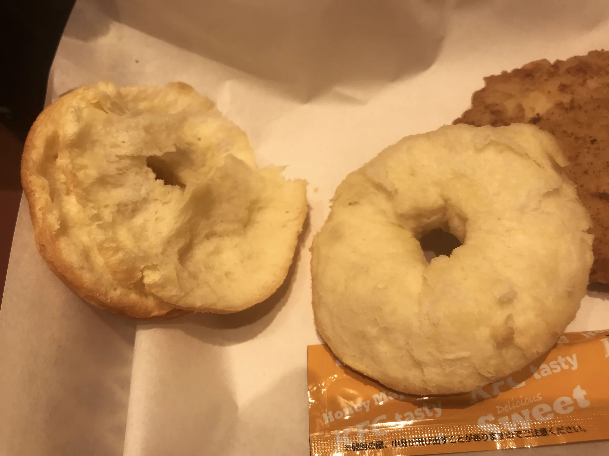 ケンタッキーの新たな楽しみ方？骨なしチキンをビスケットに挟んで食べるとうまい！