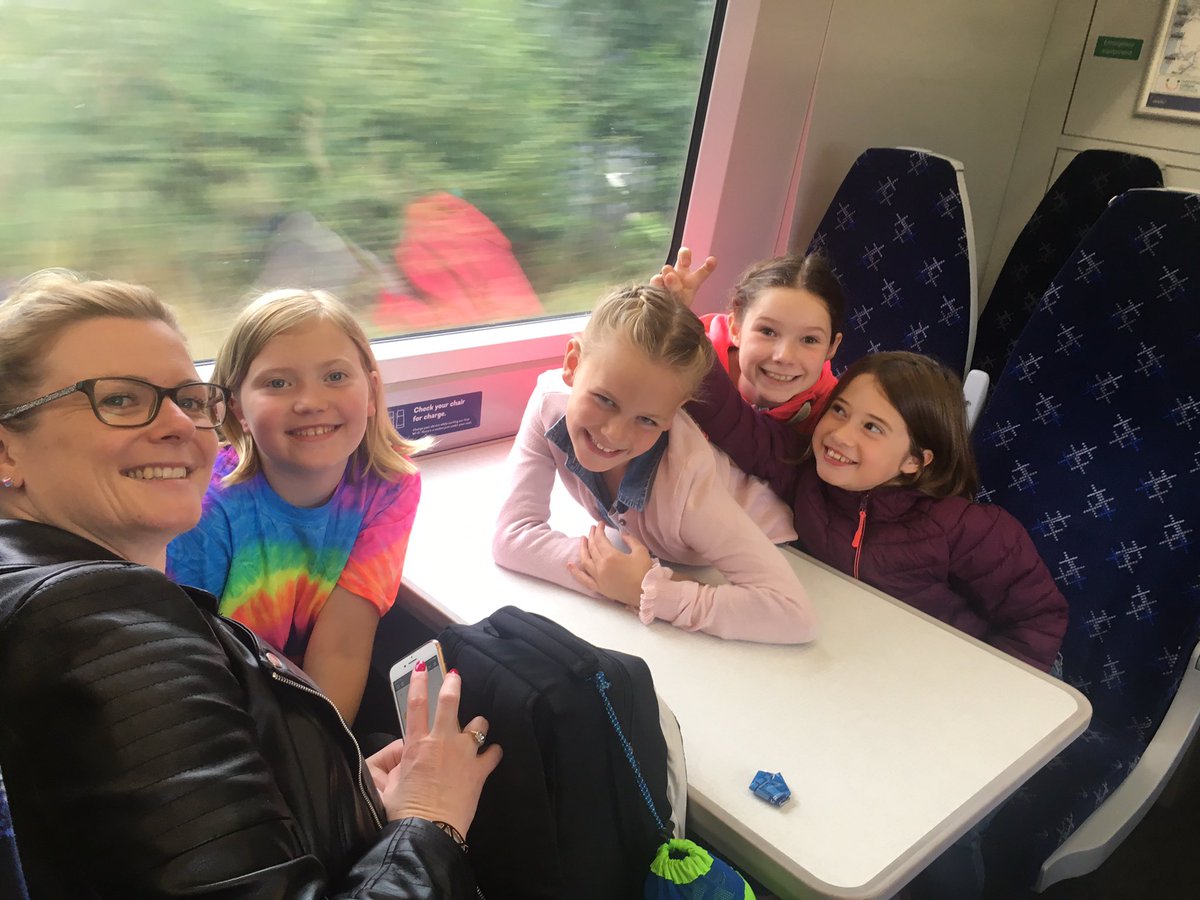 12 excited brownies on their way to the tartan gig <a href="/GirlguidingScot/">Girlguiding Scotland</a> #TartanGig
