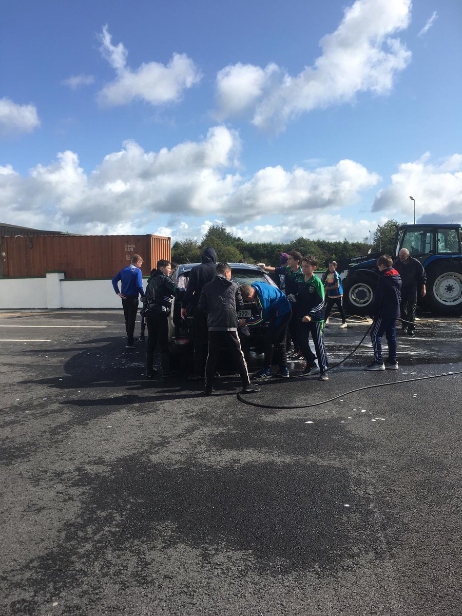 Ballagh_GAA's tweet photo. U14s raising funds this morning @Ballagh_GAA clubhouse @BealachanDoirin with car wash in Aid of MND. Call up to avail of this service before they wear themselves out. Well done boys. 👏 #RememberingFrank #SupportMND https://t.co/ukzGot9fci