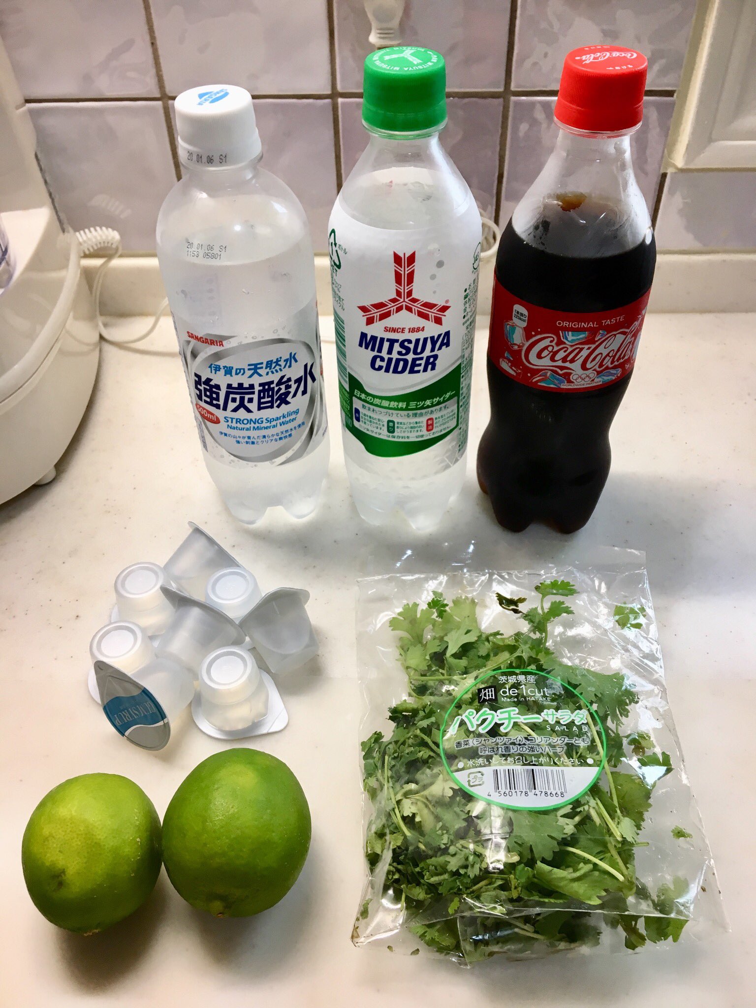 ゆれコンブ ドクターストーンの 最強自由研究の 原始コーラ 作ってみました が パクチーの量が違うのか すごい濃い緑色 漉し過ぎだろうなー かなりすっぱいレモンスカッシュ的な何か が出来上がりました ヘタクソかッッ 香りはコーラっ