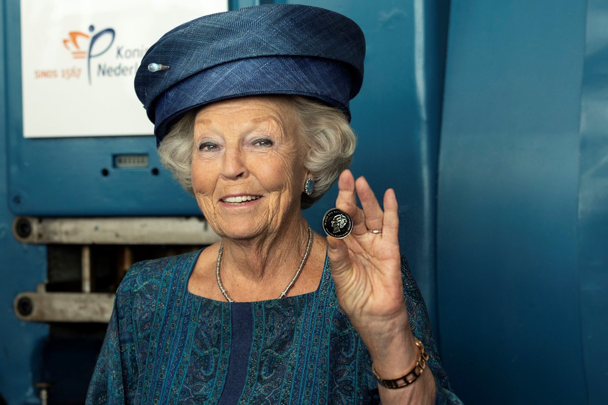 Ter ere van ons 70-jarig bestaan heeft <a href="/royaldutchmint/">Royal Dutch Mint</a> een speciale KWF Munt uitgegeven! Prinses Beatrix verrichtte vanmorgen de ceremoniële Eerste Slag van deze munt in het bijzijn van (ex-)patiënten, onderzoekers en collectanten. Hiermee start de 70e KWF-collecteweek! #KWFMunt