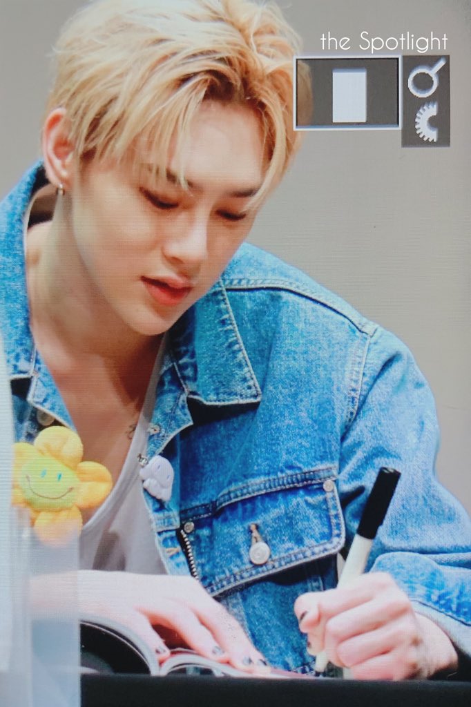 theSpotlight_97's tweet photo. 190831 #권현빈 #VIINI
▼
🐘🔫🌹 https://t.co/I6z1Wor508