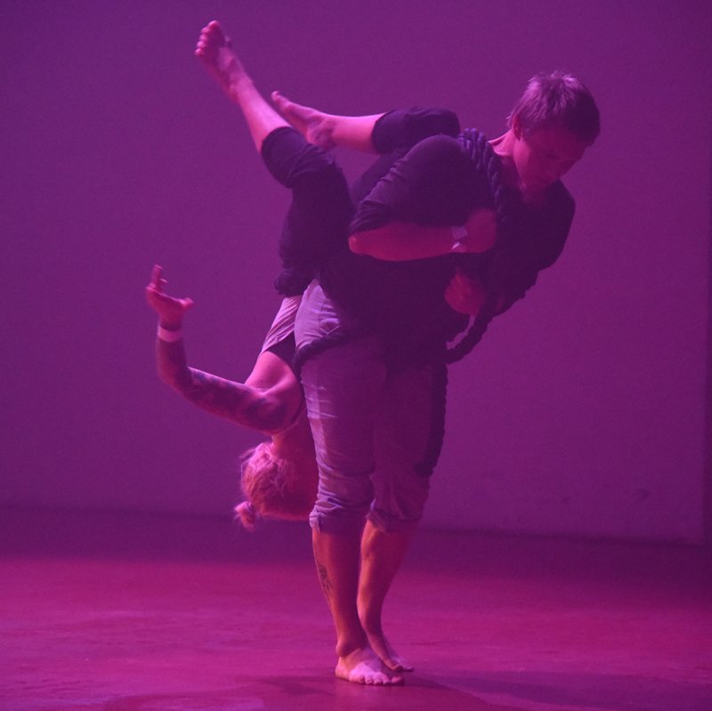 Perjantaina 6.9. saa ensi-iltansa <a href="/circ2m/">CiRc2M</a> duon Drops of Symbiotic Interactions #nykysirkusteos. Onko liput varattu? Lisätiedot Barkerin nettisivuilta.
Kuvat: Reino Koivula
#ensiilta #sirkus #tanssi #taide #fyysinen #teatteri #esitys #kissmyturku #turku