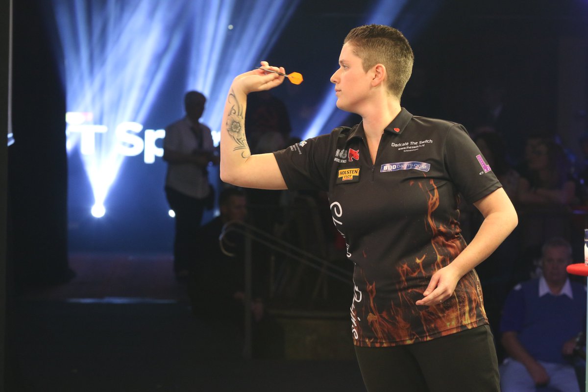 Sharon succes met de openingswedstrijd! #BDOWorldTrophy