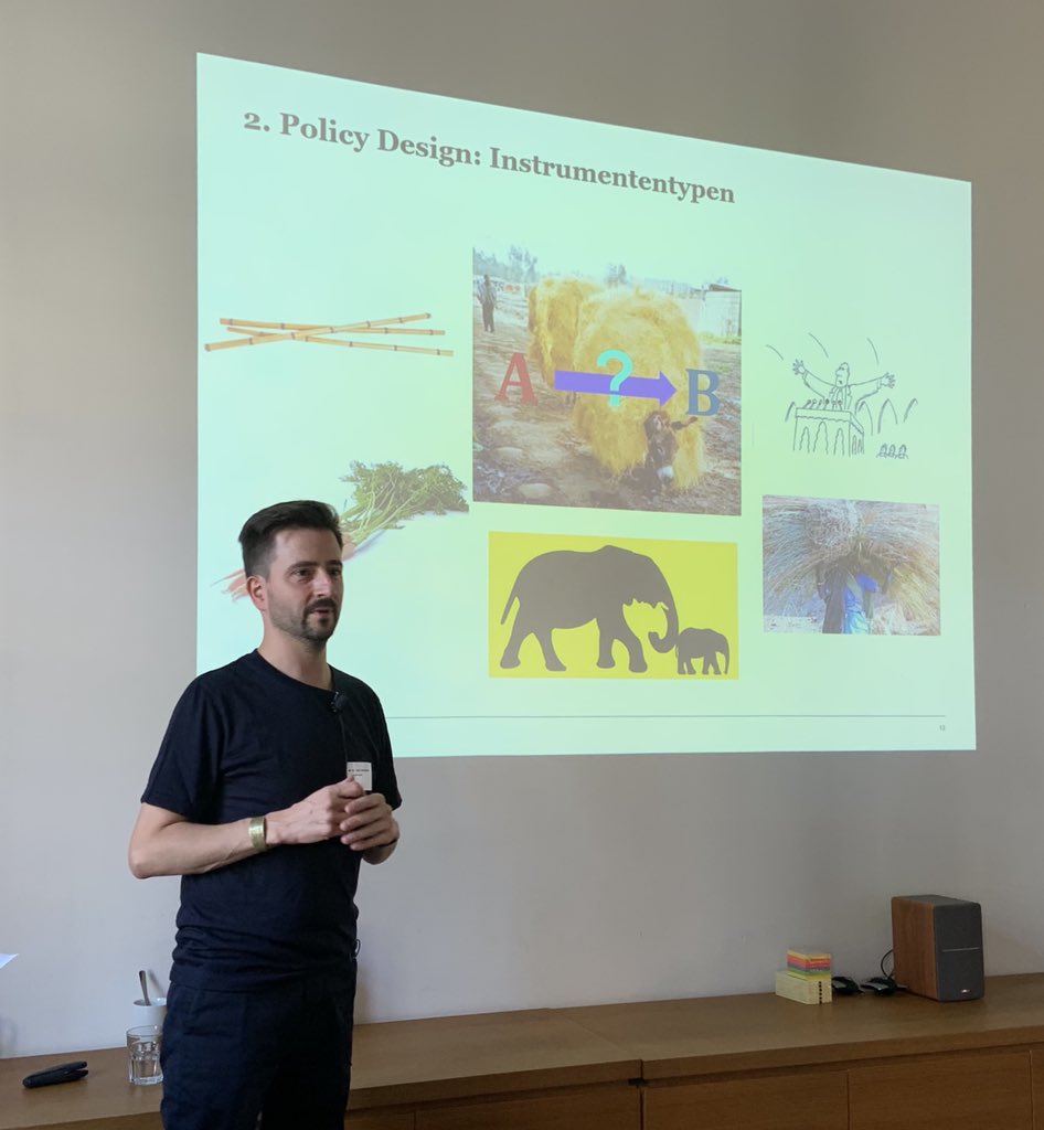 BettinaPSchmidt's tweet photo. Dr. Basil Bornemann von der @UniBasel erläutert in seiner Keynote Instrumente, um politische Verhaltensänderung zu gestalten. Eines davon: #nudging. Bei 135 von 196 Regierungen wurden „nudge-type-policies“ erkannt, 51 Staaten haben eigene Stellen eingerichtet. #bdc19 #science https://t.co/UQ86KAszpY