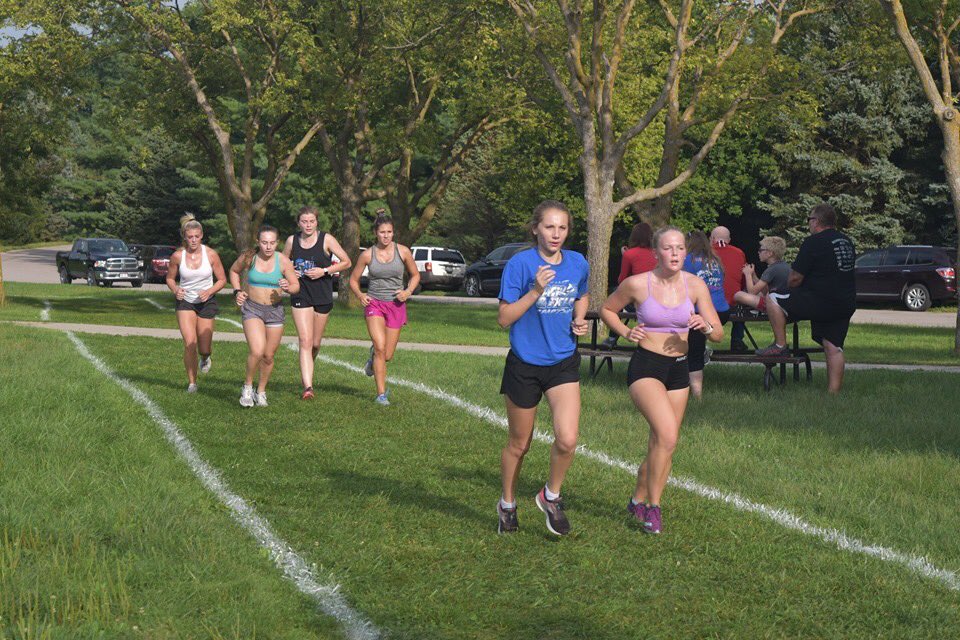 Spartan_CC's tweet photo. Girls Time Trial out at Pioneers on Friday night. Tremendous effort, smart running, the desire to be great and the willingness to go after it was front and center! #thelegsfeedthewolf #icaniwill #thewellisdeep #poundthestone #runasone #LEXC https://t.co/kBByn4pLPn