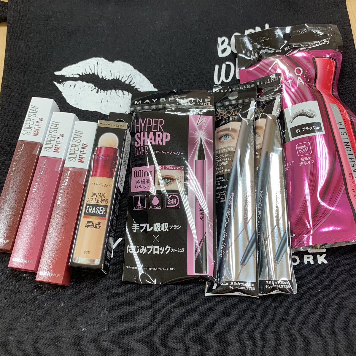 rika_mahalo_s's tweet photo. 住所非公開の“THE MAYBELLINE HOUSE”に行ってきました。
ブラックとピンクの可愛い空間！
タッチアンドトライがあったり、フォトスポットがあったり、楽しんできました！
#mnyfashionweek
#メイベリンハウス https://t.co/NV9GG5uvpW