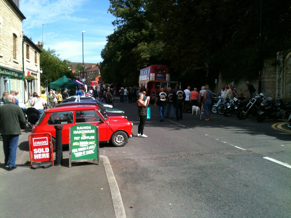 murrpe62's tweet photo. Raunds Festival of Transport being supported by southern MCC  Andrea giving out fruit kebabs and recruiting members , Lee with SPV and store colleagues Sue and Linda doing a Tombola for Dementia https://t.co/wCBVOOMHk4