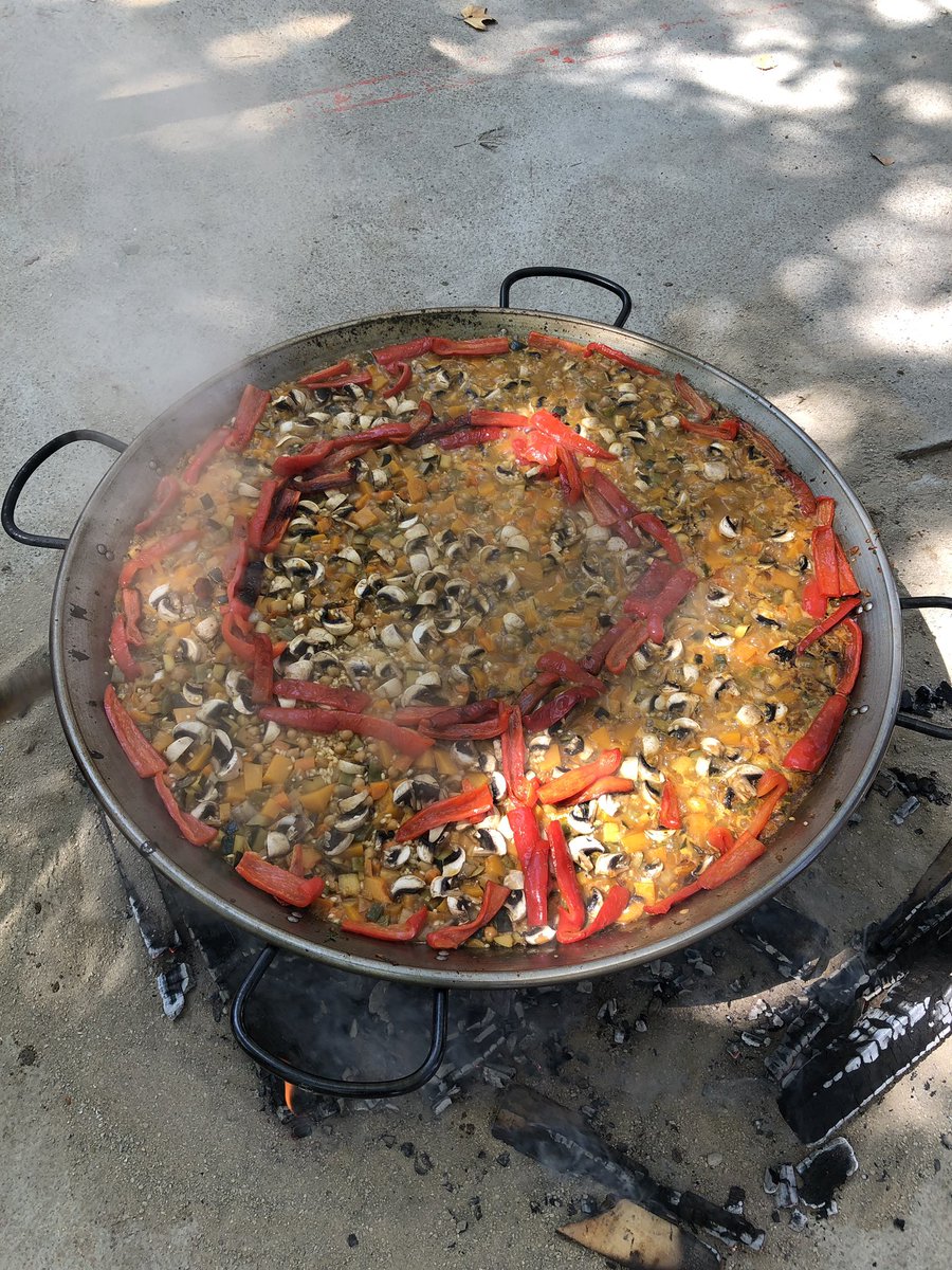 EspaiFemiSants's tweet image. La paella més #feminista de la història!! 
#femarrossa 🔥🥘✊🏽🥕💜♀★ #fmas2019