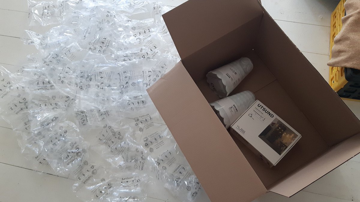 Serieus? @IKEANederland Kom op zeg! Mega doos, super veel plastic en dat voor drie lampjes. Dat kan echt beter!