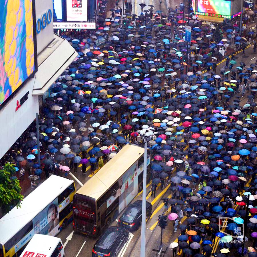 Dystopia992's tweet photo. Meanwhile in #CausewayBay, seems a number of #HongKongers trying to do their shopping now.
#weekendHK #antiChiNazi #BeWater #้ฆๆธฏๅ ๆฒน ๐ญ๐ฐ #HKprotests #passHKHumanRightsDemocracyAct https://t.co/zqUOM61Dld