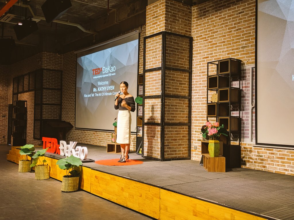 fuku_38's tweet photo. 聞き取れず雰囲気だけで終わる気しかしないけどTEDx聴講なう #TEDxĐaKao #delayed_gratification https://t.co/Frv3U1pI6g
