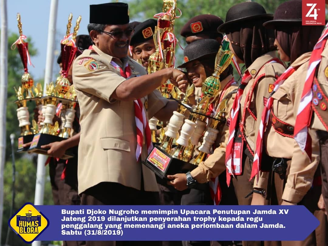 ProkompimBlora's tweet photo. "Selamat kepada pemenang. Terimakasih adik-adik penggalang & seluruh kakak pembina Pramuka yang telah ikut menyukseskan #Jamda2019. Kabarkan pada semua tentang Blora agar bisa dikenal lebih luas lagi. Semoga pulangnya lancar dan aman sampai Kabupaten/Kota masing2," ucap Bupati. https://t.co/ej3Q9XJ8Ir