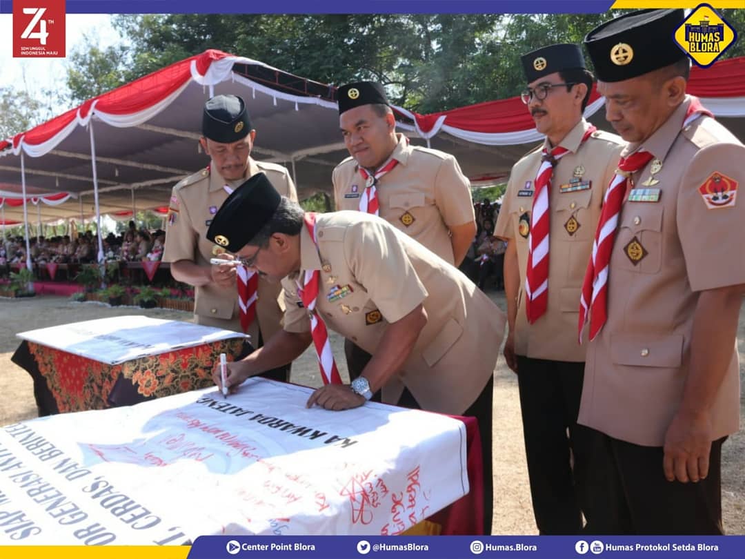 ProkompimBlora's tweet photo. "Selamat kepada pemenang. Terimakasih adik-adik penggalang & seluruh kakak pembina Pramuka yang telah ikut menyukseskan #Jamda2019. Kabarkan pada semua tentang Blora agar bisa dikenal lebih luas lagi. Semoga pulangnya lancar dan aman sampai Kabupaten/Kota masing2," ucap Bupati. https://t.co/ej3Q9XJ8Ir
