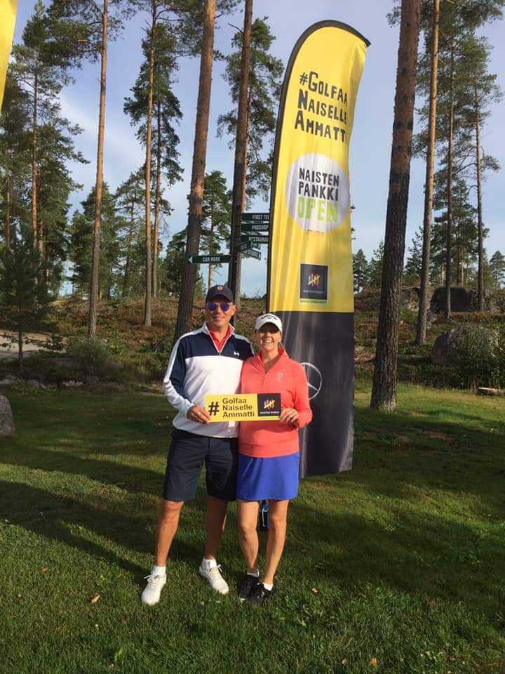 NaistenpankkiTu's tweet photo. NP Openin finaali alkamassa Kullo Golfissa. Kirsi Kuntsi ja Atte Haaramo valmiina kisaan loistavassa elokuun aamun säässä.
#NaistenPankki #GolfaaNaiselleAmmatti #finaali #KulloGolf #golf https://t.co/kH78VyWN1D