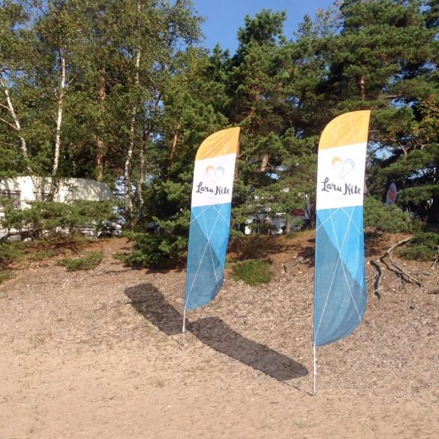 larukite's tweet photo. Uudet Larukite beach flagit ekaa kertaa käytössä Hanko No Wind Camp 2019 tapahtumassa #tulliniemi #hankonowindcamp #lappissurf lappiskiteschool #larukite #leijalautailu #kitesurfing #kitesurfers #kitesurfersparadise https://t.co/IXbyHkNvoi