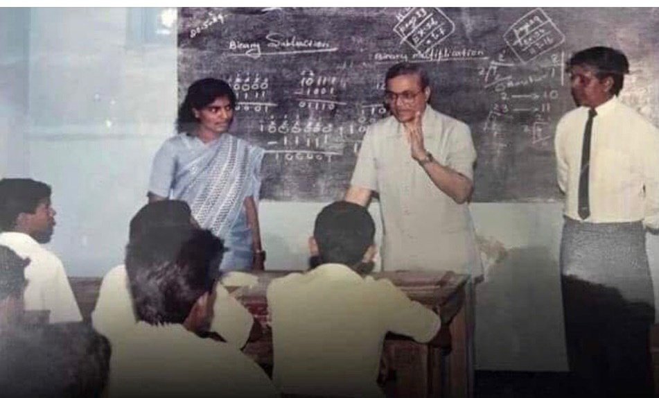 #MES Male English School 1980.
Standing in the middle is President Maumoon Abdul Gayoom. 
<a href="/maumoonagayoom/">Maumoon Abdul Gayoom</a>