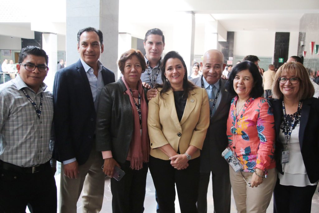 MargRiosFarjat's tweet photo. Me dio mucho gusto conocer la administración desconcentrada del @SATMX en Querétaro, donde veo al personal atento y entusiasmado por el trabajo. Muy bonita actitud y muy bonito edificio, a llenarlo de atención bonita a la gente y al trabajo, como hasta hoy. https://t.co/euSuIJ0t3Y