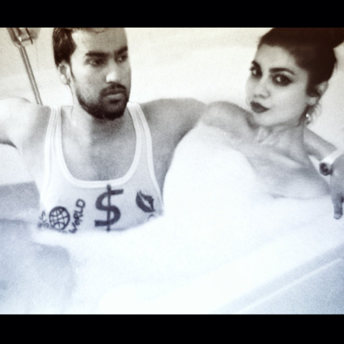 RapWeapon's tweet image. #WeaponRapStar
Fuck the world girls