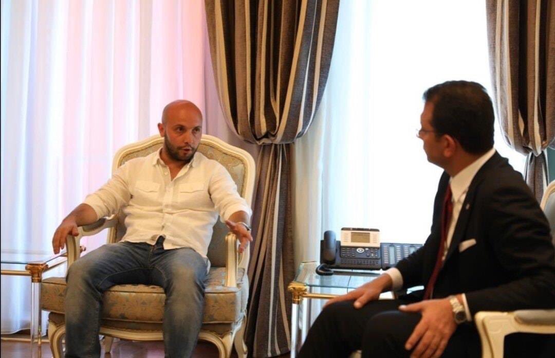 msaacarr's tweet photo. İstanbul büyük sehir belediyesi önünde gösteri yapanlar aralarında temsilci secmişler ve sayın ekrem imamoğlu onları mekamında kabul etmiş iki insanın oturuş şekline iyi bakın. https://t.co/EtQlXZSFUX