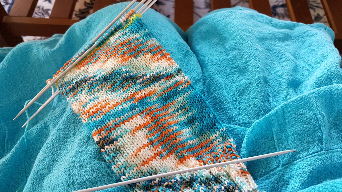 sticklingens's tweet photo. När man har 0 måsten och kan sticka hela dagen. 👌😊
#lycka #stickning #sticktwitter #knitting #limmodesign https://t.co/pDrgeGQIiL