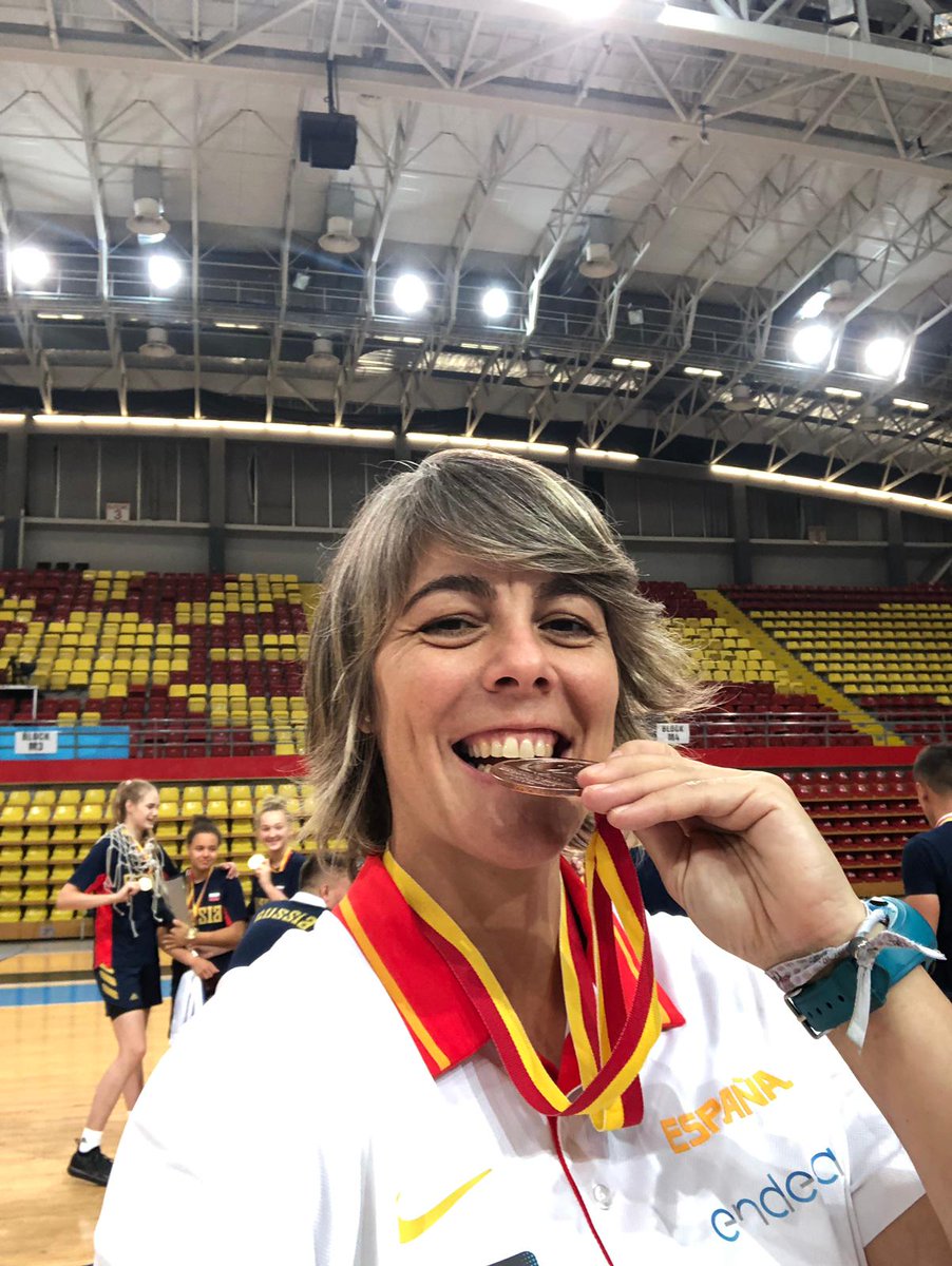 pilialcoba's tweet photo. @Canteroostos @BaloncestoESP @BernatCanut @jacintocarb @VictorCiavatini @MariadelMaRguez @m_solerbasket @draruizgomez Esa Cristiiiiiiiiii 🙌🏼🙌🏼🙌🏼!!! Qué Grande eres!
Enhorabuena, amiga! Me encanta verte sonreír así 😀
Disfruta el momento 🍻 y queda pendiente celebrarlo juntas.
Besooootesssss😘😘😘!! #Mosketeras4ever https://t.co/Ektm9GsGKf