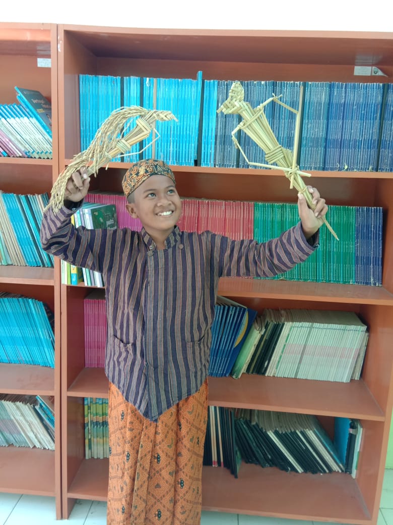 Selamat berlomba nak Rendy Dwi Aditya, asal SD Mondoteko Rembang. Rendy mewakili Jawa Tengah dalam lomba bercerita SD/MI tingkat nasional di Orchardz Hotel, Jakarta, besok senin 2 Sept 2019
Mohon doanya bp <a href="/ganjarpranowo/">Ganjar Pranowo</a> <a href="/bupati_rbg/">Abdul Hafidz</a> <a href="/masbayu_rembang/">Mas Bayu Rembang II</a> <a href="/maman1965/">IG : kangmaman1965</a>