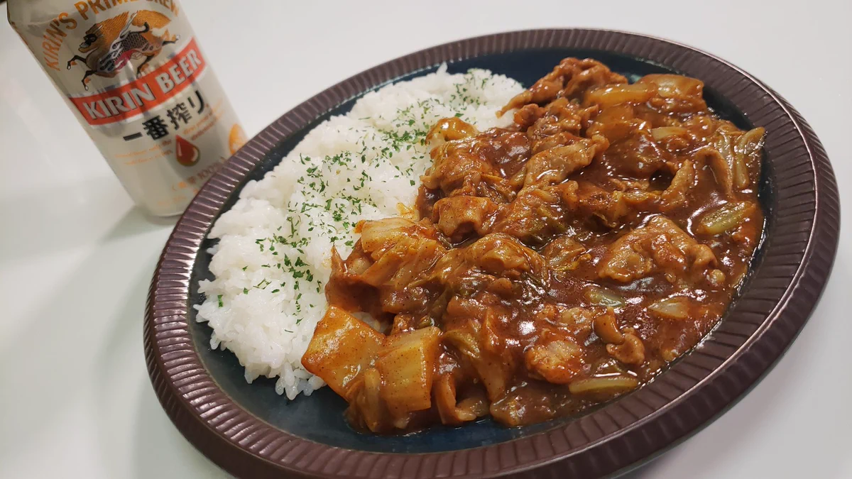 普通のと比べて旨味やコクが増す！？「無水ビールカレー」の作り方！