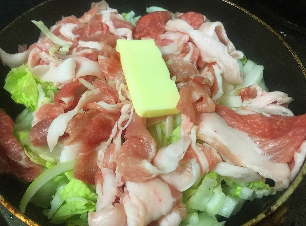 普通のと比べて旨味やコクが増す！？「無水ビールカレー」の作り方！