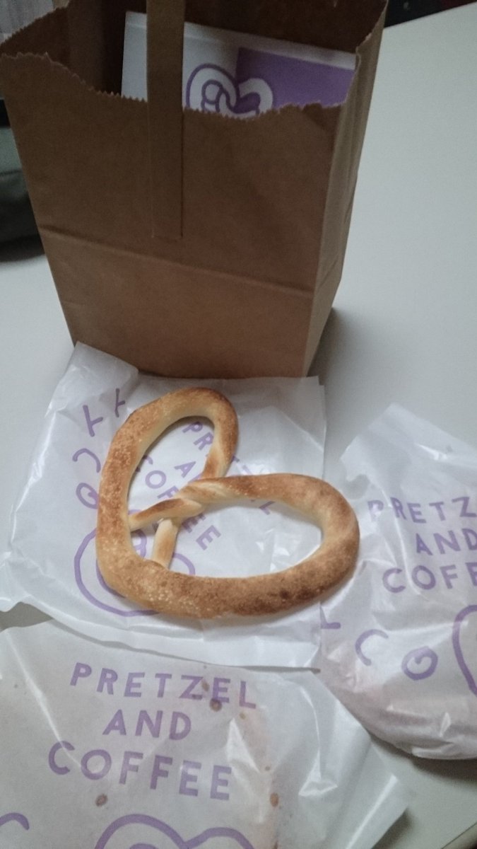 QP_556's tweet photo. やっと行けたよyyco!!
プレッツェル買ってきた!
モチモチで美味しかった。
私はチーズ推しだな ( ˘ω˘ )
そんでお持ち帰りの紙袋がかわいいのなんの♥
#尼崎
#yyco
#プレッツェル https://t.co/ue0xojQQD9