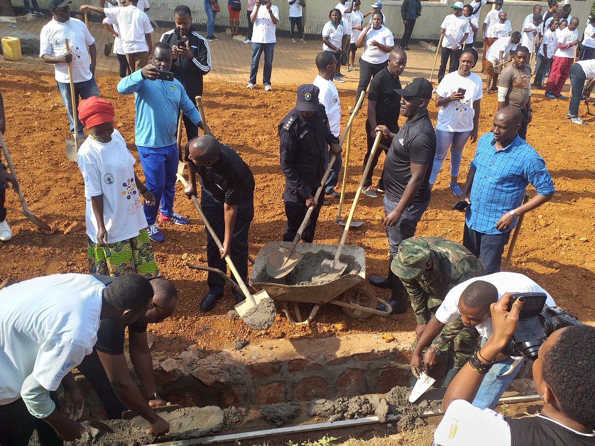Gasabo_District's tweet photo. In today's  #Umuganda the Mayor @PudenceR @CityofKigali joined the citizens of @RugandoCell @kimihururasect1 @Gasabo_District https://t.co/olMWGfPHMm