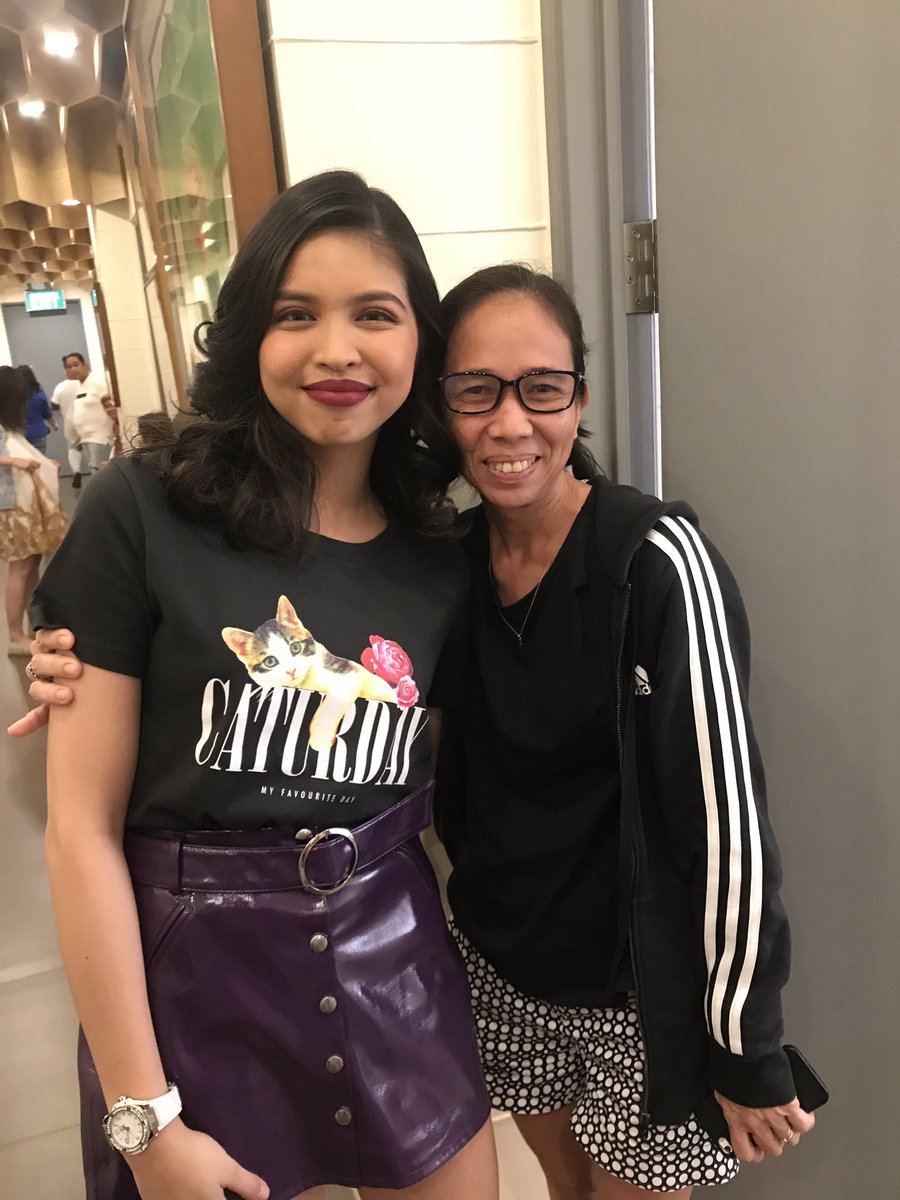 juliaanovel's tweet image. Kanina si mama nakatayo sa gilid ng pinto para sumilip kanila ate maine tapos nakita ko naiiyak tapos magkausap na sila kasi daw linapitan siya ni ate tapos kinamusta kaagad ayun tuwang tuwa nanay ko 😂 Thank you so much Ate @mainedcm kahit naststarstruck parin ako sayo 😂 love ü