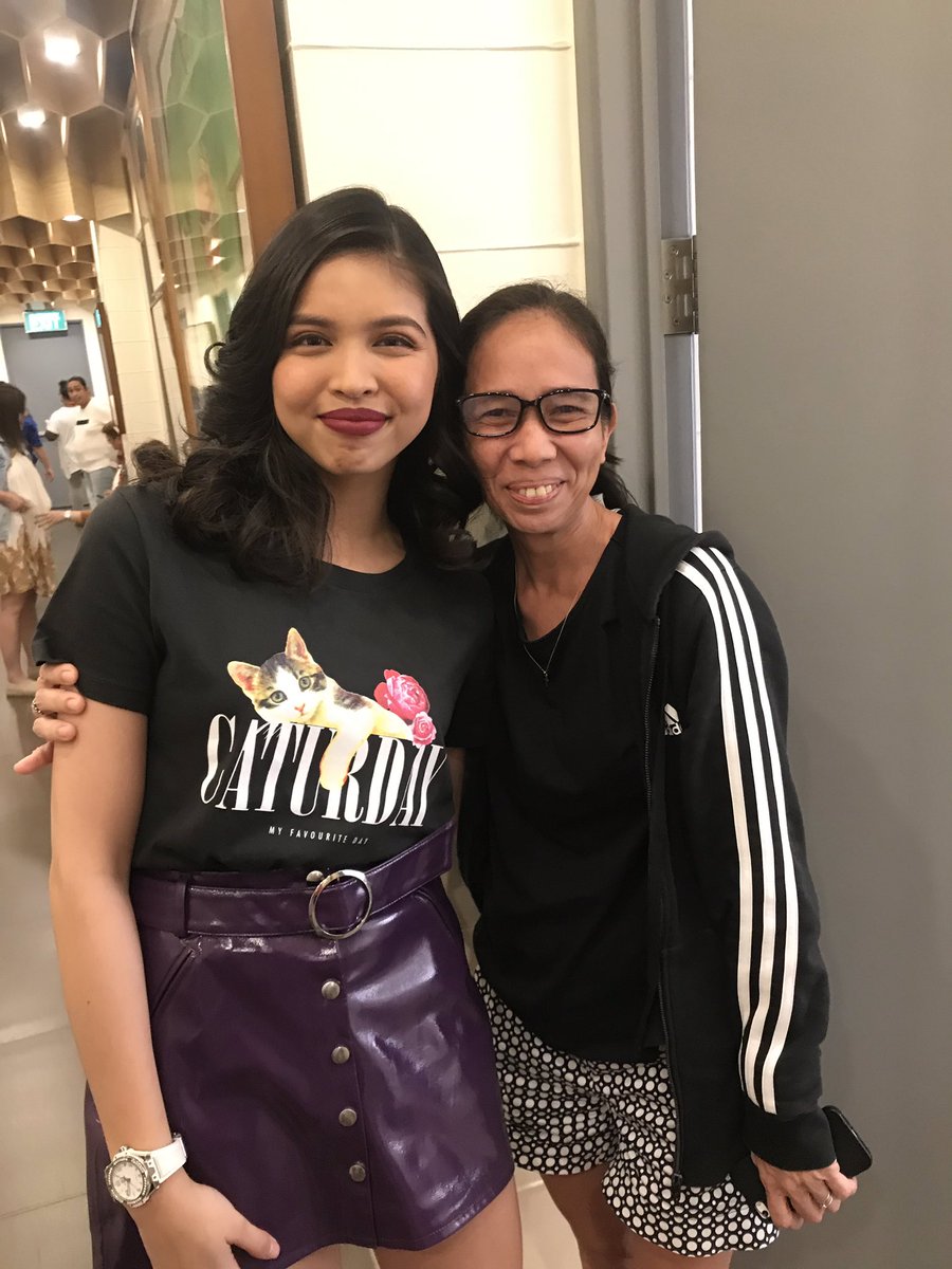 juliaanovel's tweet image. Kanina si mama nakatayo sa gilid ng pinto para sumilip kanila ate maine tapos nakita ko naiiyak tapos magkausap na sila kasi daw linapitan siya ni ate tapos kinamusta kaagad ayun tuwang tuwa nanay ko 😂 Thank you so much Ate @mainedcm kahit naststarstruck parin ako sayo 😂 love ü