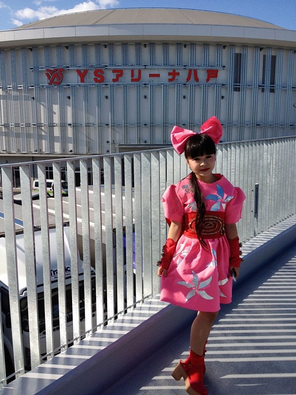 hifu123's tweet photo. 先週の今頃、ココにいました🎀✨
はしゃぎ過ぎて、めっちゃ靴擦れおこした
母ちゃんの足もようやく治ってきました(笑)
娘より踊りまくる母ちゃん、
だってきゃりーちゃん最高なんだもん😻💕
#ワーハピ #きゃりーぱみゅぱみ #手作り衣装
#YSアリーナ #WH19 #JS5 https://t.co/fBoxO0g334