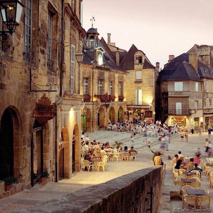 lifefrance's tweet photo. Daily #photooftheday from #France Sarlat, a fairy tale time warp town come to life... 
https://t.co/1FXl0rI4mn
#thegoodlifefrance https://t.co/UQ9GKGOrKG