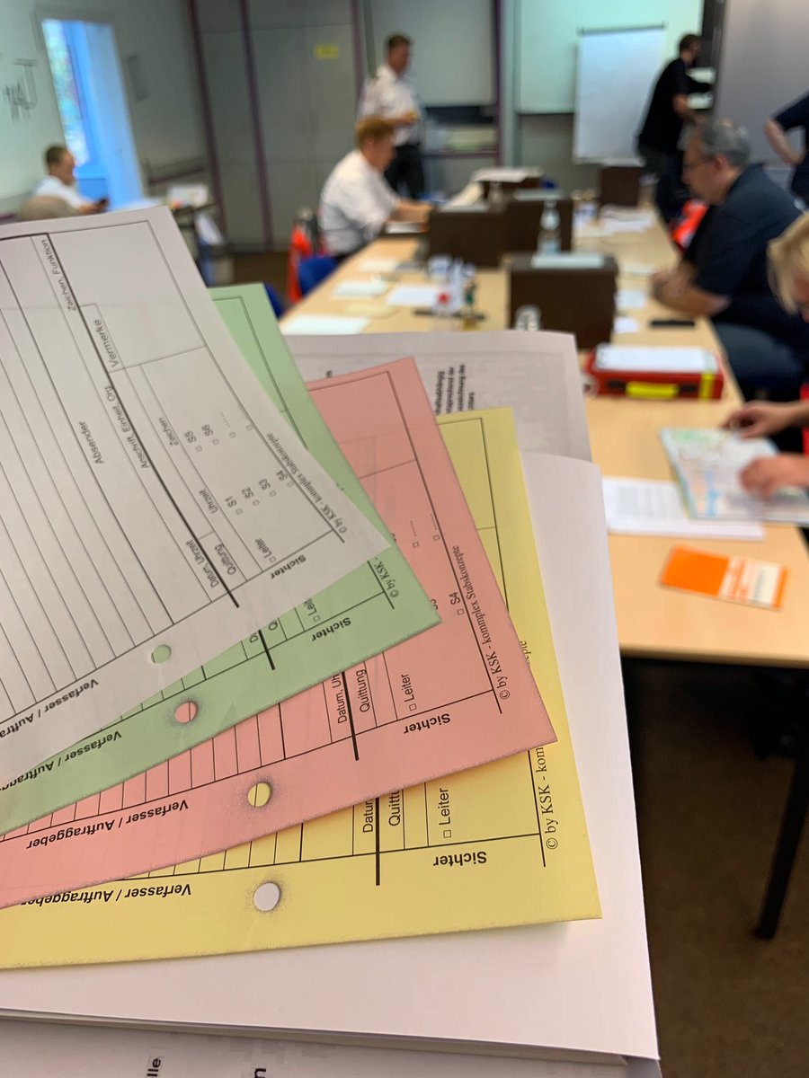 drk_eimsbuettel's tweet photo. Verbandsführerausbildung Teil 2: Heute Stabsübung im DRK Landesverband #Hamburg mit Vierfach-Vordruck und viel Motivation sind auch zwei unserer Helfer dabei! Übung schafft Sicherheit. https://t.co/rbC0s0fwKQ