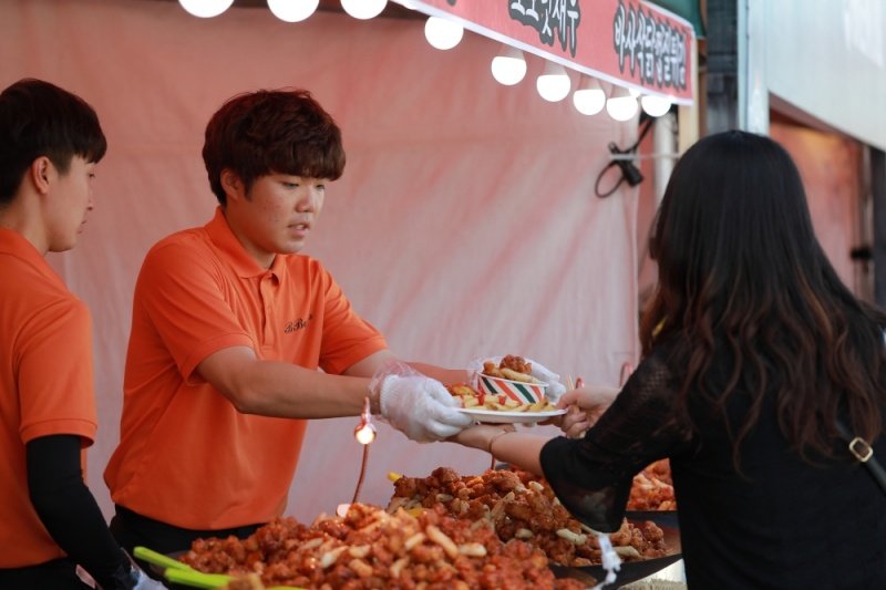 Songdobeerfest2's tweet photo. 송도맥주축제에서 즐길 수 있는 다양한 '맛'!

바로 이 '맛'에 축제에 가는 거 아닙니꽈~~~!

오늘, 축제의 마지막을 즐기러 '송도달빛축제공원'으로 커몬커몬!

#송도맥주축제 #2019송도맥주축제 https://t.co/ApxBPfxscW