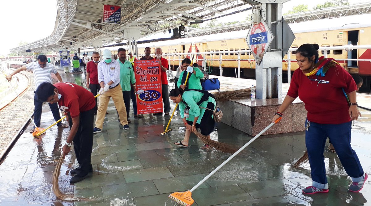 wrdrmrjt's tweet photo. राजकोट रेलवे स्टेशन पर चला सफाई अभियान @WesternRly https://t.co/LAjOzsilp3
