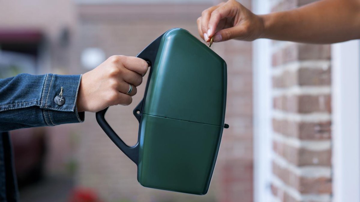 KWF Kankerbestrijding heeft een vergunning om van 1 tot en met 7 september te collecteren.
Een collectant kan zich legitimeren met een legitimatiekaart waarop een stempel van het fonds of de instelling staat. Op de collectebus staat van welk doel hij is. #vlaardingen