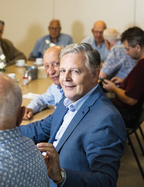 vng_magazine's tweet photo. Van niet pluis tot verpleegtehuis. In #AlphenAanDenRijn moeten ouderen zo lang mogelijk zelfstandig kunnen wonen. Daarom hamert #wethouder @handejager op een vroegtijdige diagnose van de toekomstige zorgvraag. https://t.co/EcORkJWmmD @gemeenteaadr #Senioren #themanummer https://t.co/zNmAhZUBhq