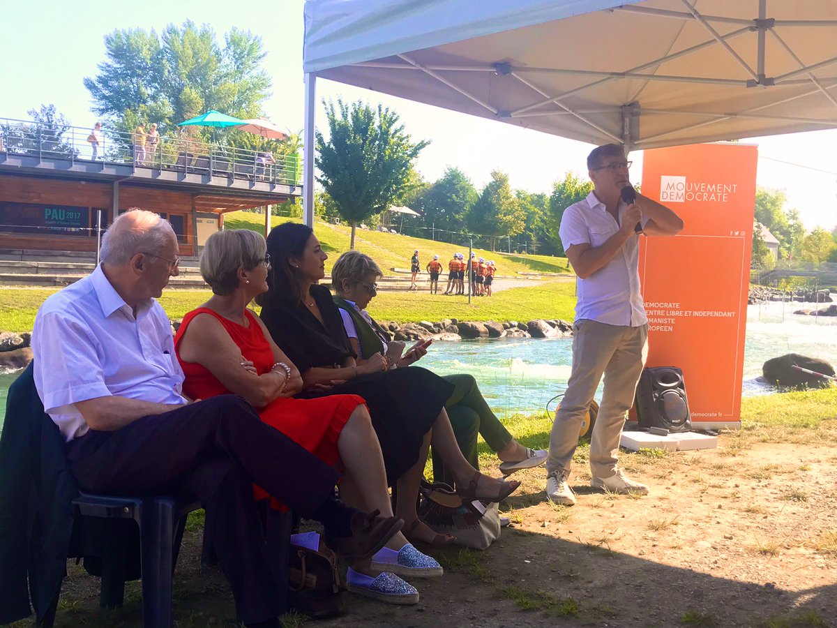 MoDem64's tweet photo. La conférence départementale du #MoDem64 commence avec les interventions de @64Regis, délégué départemental, @laurencefarreng, députée européenne, @DeniseSaintPe, Sénatrice des Pyrénées-Atlantiques, @josypoueyto, Députée et Jean-Louis PERES, Adjoint au Maire de Pau ! https://t.co/Jtpic1WTWB
