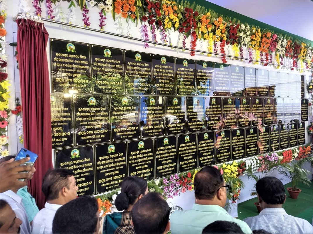 bmcbbsr's tweet photo. Hon'ble CM @Naveen_Odisha laid the foundation stone through video conferencing of 43 Micro Composting Centres across the city which will help in better waste management. The MCCs will help to convert waste into compost, to provide raw materials to recycling industries. #CleanBBSR https://t.co/svnjGfqmUn