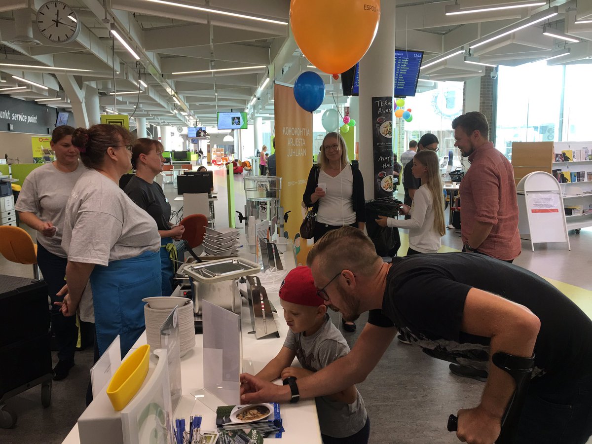 #kouluruoka maistuu Ison Omenan Palvelutorilla. #espoopäivä #kestäväkehitys Pelkkää kiitosta satelee! #Martinkallionkoulu’n oppillaat kasvisruoan suunnittelumestareina.