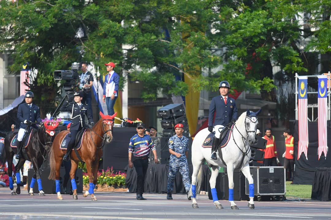 IsmailBakar60's tweet photo. Sambutan Hari Kebangsaan 2019. Saya mengetuai Kontinjen Berkuda Penjawat Awam buat julung-julung kalinya simbolik kepada kepimpinan melalui tauladan, semangat kerjasama dalam kalangan Penjawat Awam di Malaysia yang menyokong aspirasi Kerajaan. #kontinjenPenjawatAwam #merdeka2019 https://t.co/FG0A60X2qm