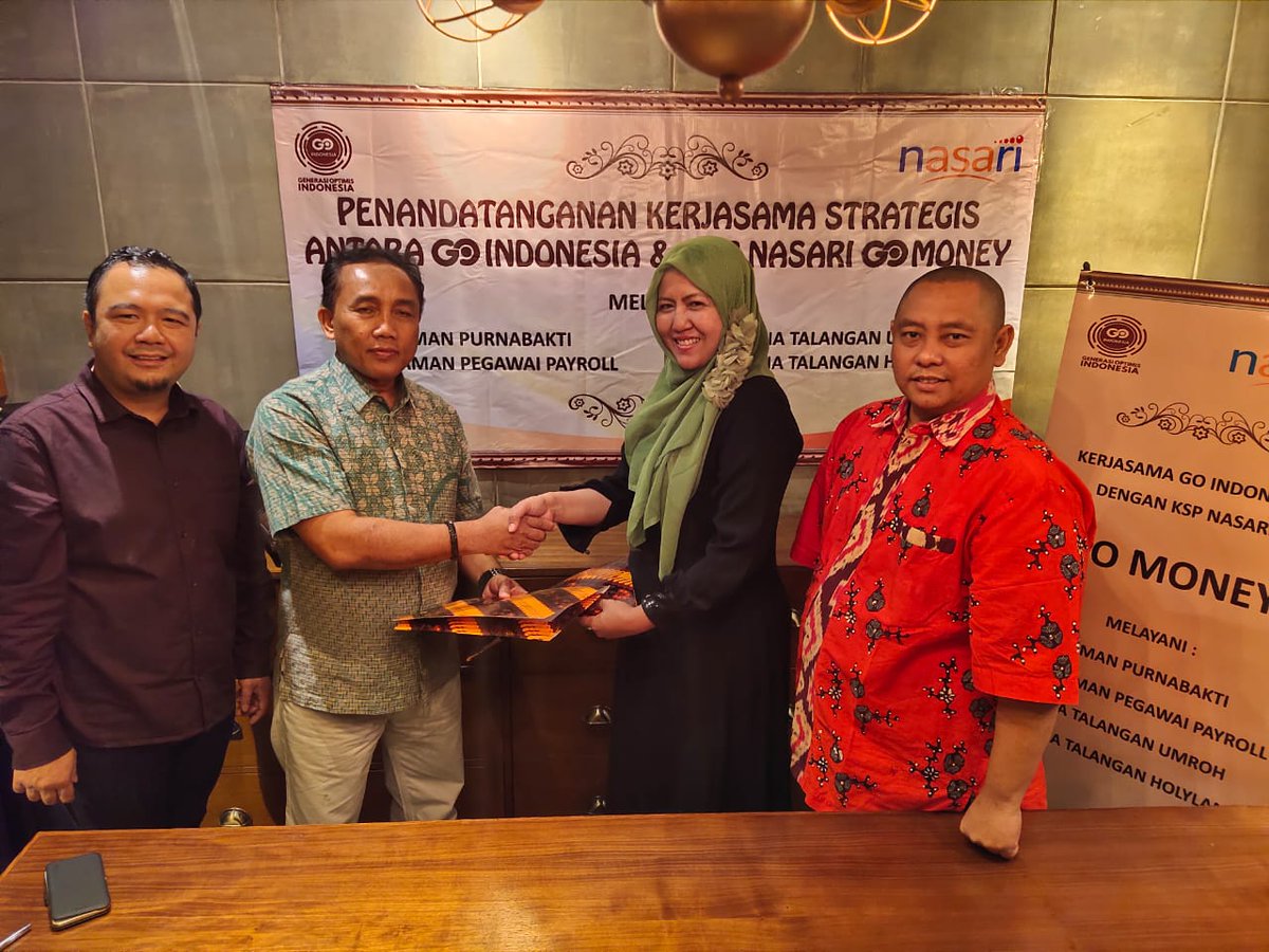 goindonesia_ofc's tweet photo. Semalam, Generasi Optimis Indonesia telah dicapai kesepakatan bersama dan telah menandatangani kerjasama dengan Koperasi Simpan Pinjam (KSP) Nasari dengan meluncurkan Produk "GO-MONEY"
#GwOptimis #GenerasiOptimisIndonesia #generasioptimis #indonesia #GOIndonesia https://t.co/vkOWj0MnTk